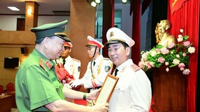 Bộ trưởng Bộ Công an Tô Lâm trao quyết định cho Thứ trưởng Trần Quốc Tỏ