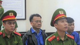 Bị cáo Vinh (ngồi giữa) trong phiên phúc thẩm sáng nay