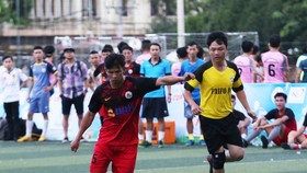 Siêu phủi Tuấn Vinh (áo đỏ) sẽ lĩnh xướng lối chơi của Phú Ninh FC