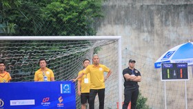 "Coach" Louis Nguyễn đang "lược trận" cho Nghiêm Phạm Holdings ở Vòng play-off SPL - S3 vừa qua (ảnh: Đình Thảo)