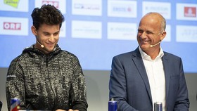 Ông Straka (phải) đã thuyết phục được Djokovic tham gia Vienna Open 2020