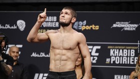 Khabib cầu nguyện trong buổi cân trọng lượng