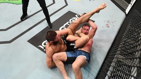 Cú siết cổ tam giác cuối cùng trong sự nghiệp của khabib