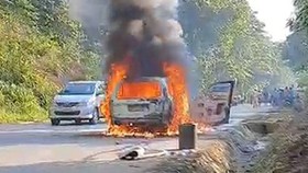 Ô tô 7 chỗ bất ngờ cháy rụi trên đường Hồ Chí Minh