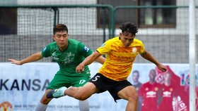 Nguyễn Thành Long Giang (áo vàng) của HAT Sài Gòn