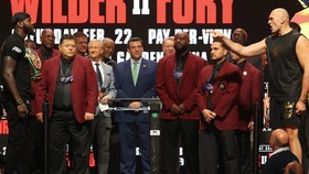Fury chỉ tay dằn mặt Wilder ở đêm trước đại chiến