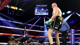 Fury ngạo nghễ trong trận thắng KO kỹ thuật Wilder