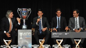 Ông Nastase (tóc bạc dài) từng nhiều lần giao lưu với Djokovic, Nadal và Federer trong các sự kiện của ATP
