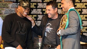 De La Hoya và Mayweather (trái)