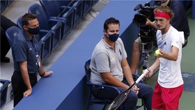 Zverev chật vật loại Coric