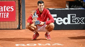 Novak Djokovic và chiếc cúp vô địch Italian Open 2020