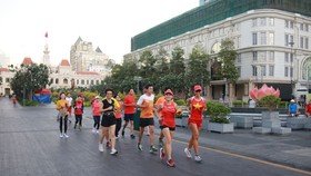 Các VĐV chạy bộ phonng trào bắt đầu buổi chạy "lì xì" đầu năm. Ảnh: Khoa Trần