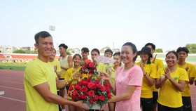 BHL điền kinh TPHCM tặng hoa nhânn ngày Quốc tế phụ nữ 8-3. Ành Dũng Phương