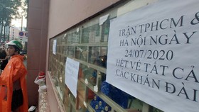 Quầy vé sân Thống Nhất chỉ bán khẩu trang và thông báo hết vé. Ảnh: Dũng Phương