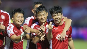 Công Phượng toả sáng đêm về chiến thắng 5-1 trước Nam Định. Ảnh: Dũng Phương