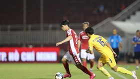 Những pha đảo người của Công Phượng luôn làm Phùng Văn nhiên trở tay không kịp. Ảnh: Dũng Phương