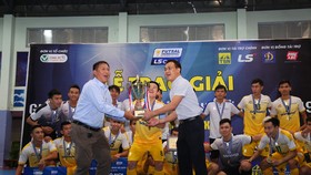 Lãnh đạo HFF và Nhà tài trợ trao Cúp vô địch cho đôiị Sahako. Ảnh: Thanh Đình