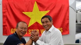 Hai nhà cầm quân thành công nhất năm 2019: HLV Mai Đức Chung và HLV Park Hang-seo. Ảnh: HOÀNG PHẠM