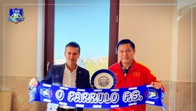 Ông Trần Anh Tú và lãnh đạo CLB O Parulo Ferrol FS tại lễ ký kết. Ảnh: TSNFC