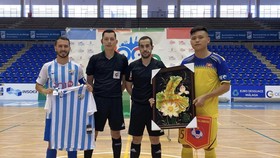 Thủ quân 2 đội trao quà lưu niệm trước trận đấu. Ảnh: ANH TRẦN