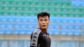 Thủ môn Tiến Dũng lại mắc sai lầm ở AFC Cup 2020. Ảnh: TPHCM FC
