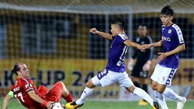 Cuộc so tài giữa CLB Hà Nội và TPHCM nếu bán vé thì sẽ có rất đông khán giả. Ảnh: MINH HOÀNG