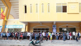 Đông đảo khán giả Nam Định xếp hàng chờ mua vé. Ảnh: Minh Hoàng