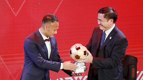 Chủ tịch Công ty VPF Trần Anh Tú trao QBĐ Việt Nam cho Nguyễn Trọng Hoàng. Ảnh: Nguyễn Hoàng