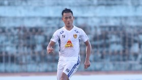 Hà Minh Tuấn chưa nổi bật trong trận Quảng Nam - Hà Tĩnh. Ảnh: Viết Định