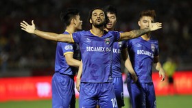 Gustavo nổi bật với cú đúp cho Becamex Bình Dương. Ảnh: DŨNG PHƯƠNG
