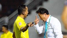 HLV Chung Hae-song trong 1 tình huống phản ứng trọng tài. Ảnh: DŨNG PHƯƠNG.