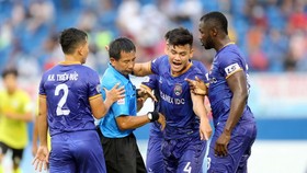 Cầu thủ khiếu nại trọng tài trận Bình Dương - Hà Nội. Ảnh: DŨNG PHƯƠNG