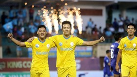 Khánh Hòa tạo ấn tượng khi đang giữ ngôi đầu bảng dù gặp nhiều nhiều khó khăn về tài chính.