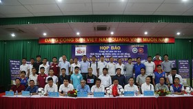 Đại diện các đội tham dự chụp hình lưu niệm cùng BTC. Ảnh: ANH TRẦN