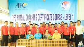 Đại diện VFF, giảng viên cùng các HLV tham gia khóa học chụp ảnh lưu niệm.