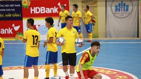 Thầy trò đội Kardiachain SG trên sân tập