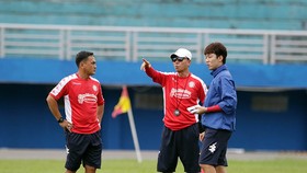 HLV Chung Hae-song trên sân tập sáng 13-8. Ảnh: DŨNG PHƯƠNG