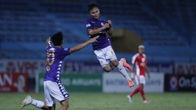 Quang Hải và Văn Quyết lại "bay" trước CLB TPHCM. Ảnh: MINH HOÀNG