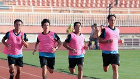 Các trọng tài trong phần kiểm tra thể lực ở đợt 2 tập huấn giữa giai đoạn mùa bóng 2020