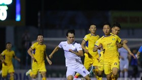 Văn Toàn như "mất hút" trước hậu vệ SLNA. Ảnh: MINH HOÀNG