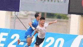 Phố Hiến không thể cản bước Bình Định (áo trắng) trên sân nhà. Ảnh: MINH HOÀNG