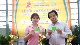 Kim Ngân và đại diện BTC tại phần bốc thăm. Ảnh: DŨNG PHƯƠNG