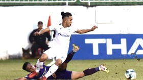 Hồng Duy đi bóng qua hậu vệ Sài Gòn FC. Ảnh: ANH TIẾN