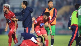 Niềm vui sớm trụ hạng của các cầu thủ Hải Phòng. Ảnh: MINH HOÀNG