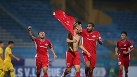 Niềm vui của Trọng Đại khi ghi bàn thắng duy nhất cho Viettel. Ảnh: MINH HOÀNG