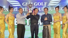Ông Nguyễn Quốc Dũng (trái), trưởng BTC và nhà báo Nguyễn Quang Thông, Tổng biên tập Báo Thanh Niên(phải) cùng trao giài Best Gross