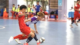 Cuộc so tài giữa đội Lê Bảo Minh (áo đỏ) và Lý Nguyễn. Ảnh: DŨNG PHƯƠNG