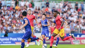 Hai đội bất phân thắng bại trên sân Bình Dương