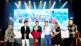 Ông Hà Văn Tự, đại diện Công ty World Steel và những người bạn trong phần bán đấu giá quả bóng có chữ ký của HLV Park Hang-seo. Ảnh: ANH TRẦN