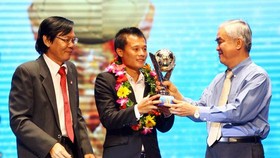 Thành Lương nhận Quả bóng vàng thứ 2 trong sự nghiệp từ ông Lê Hùng Dũng. Ảnh: HOÀNG HÙNG